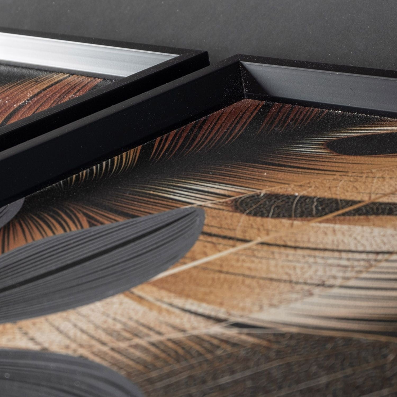 Cuadro con marco negro