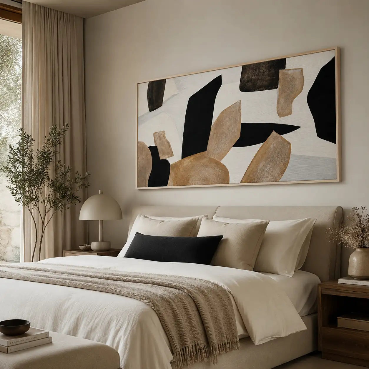 Cuadro abstracto orgánico en tonos beige y marrón pintado a mano en dormitorio moderno