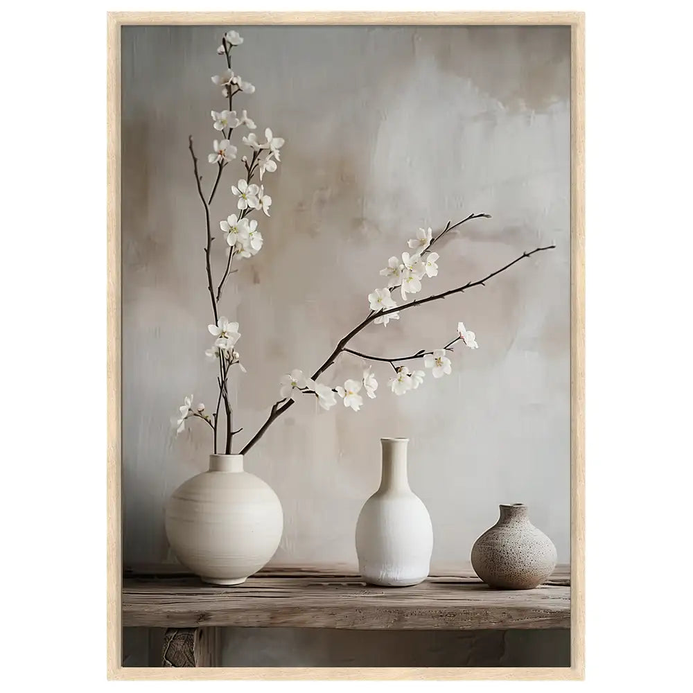 Cuadro estilo Japandi con jarrones y flor blanca
