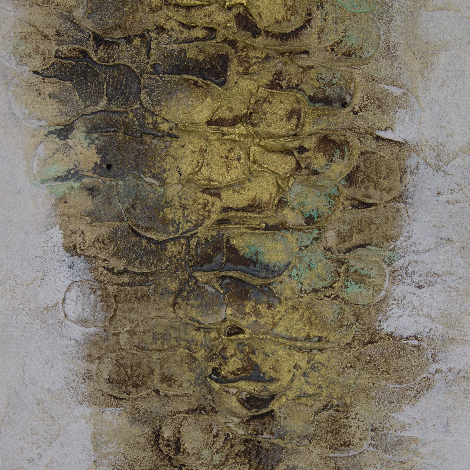 Cuadro con relieve pintado a mano en tonos tierra y dorado