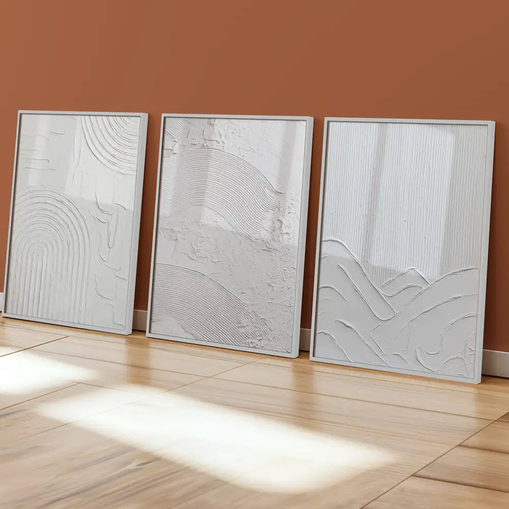Cuadro abstracto blanco con relieve artesanal y textura