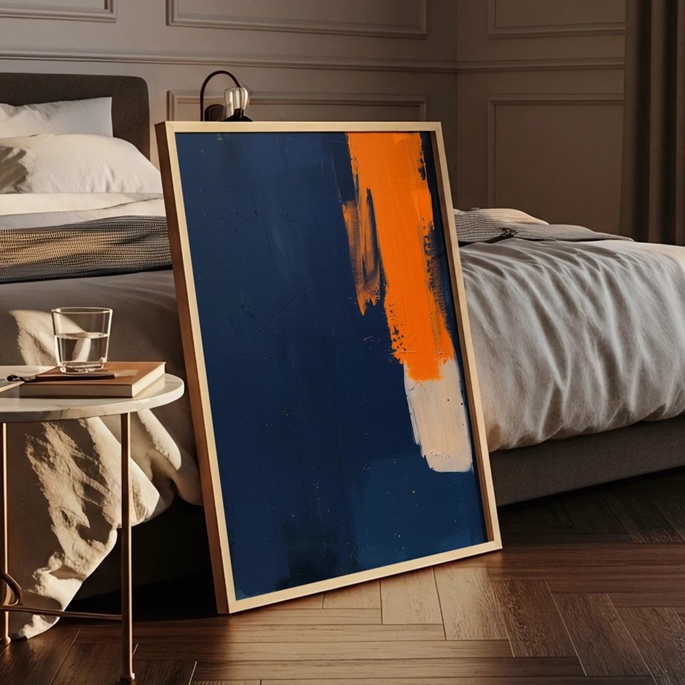 Cuadro abstracto azul con gesto vertical y contraste cromático - DekoArte