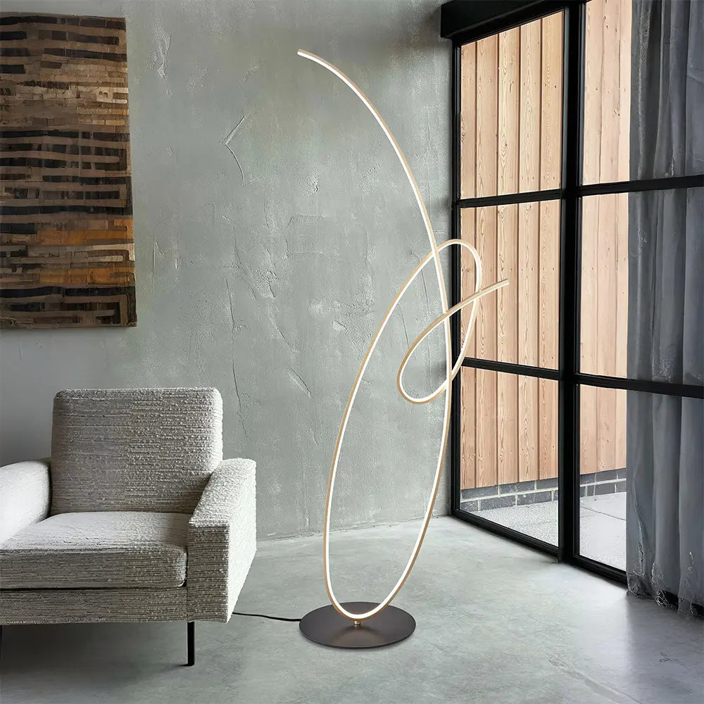 Lámpara de pie LED en dorado | Diseño escultórico moderno