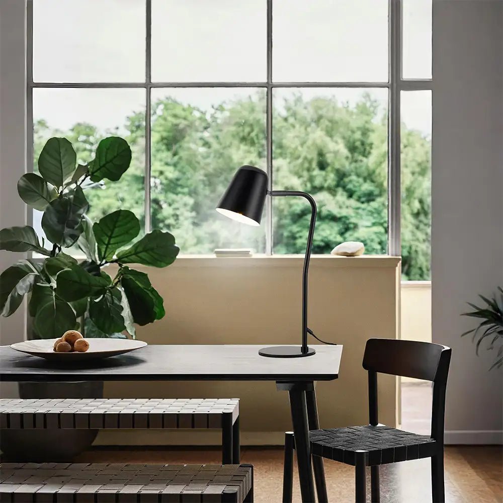 Lámpara de sobremesa negra con pantalla inclinada - DekoArte