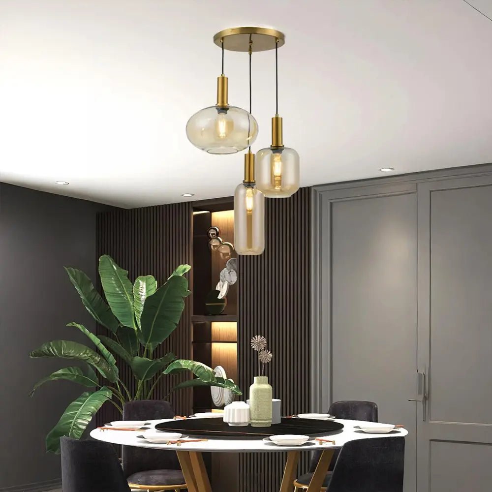 Lámpara de techo colgante 3 luces |Latón cepillado y cristal ámbar - DekoArte