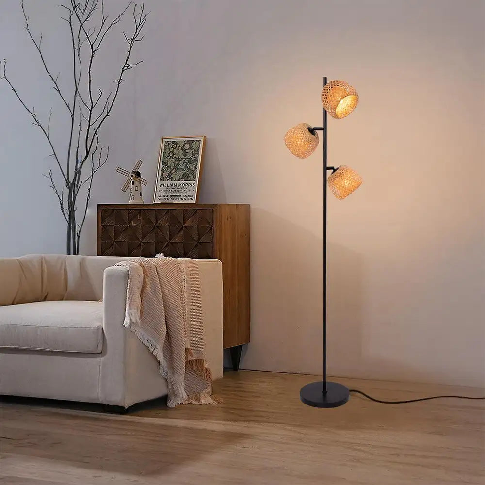Lámpara de pie de 3 luces con ratán natural
