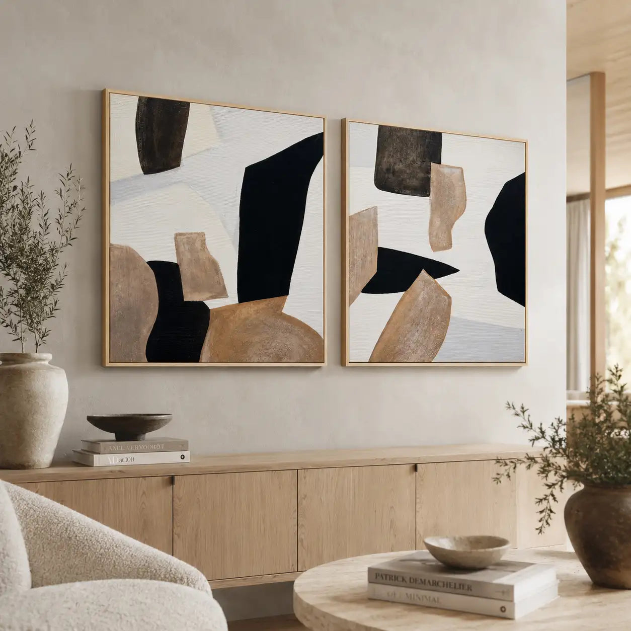Cuadro abstracto con formas orgánicas en beige y negro pintado a mano en salón contemporáneo