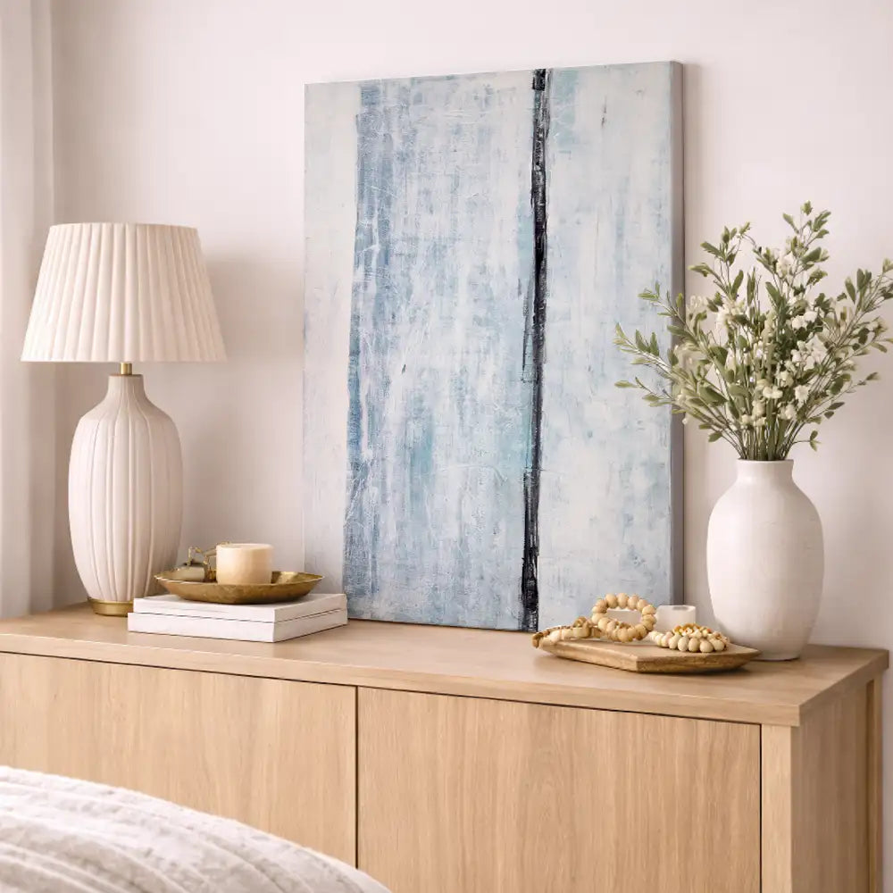 Blancos fríos, azul suave y un eje oscuro (sin marco)