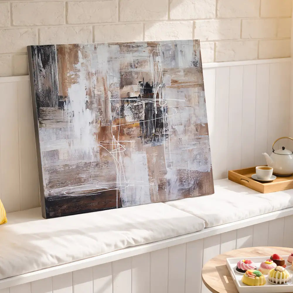 Capas neutras y trazos blancos sobre tierras