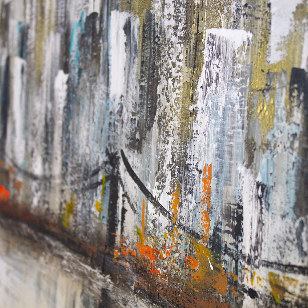 Pintura urbana con skyline y reflejo en agua
