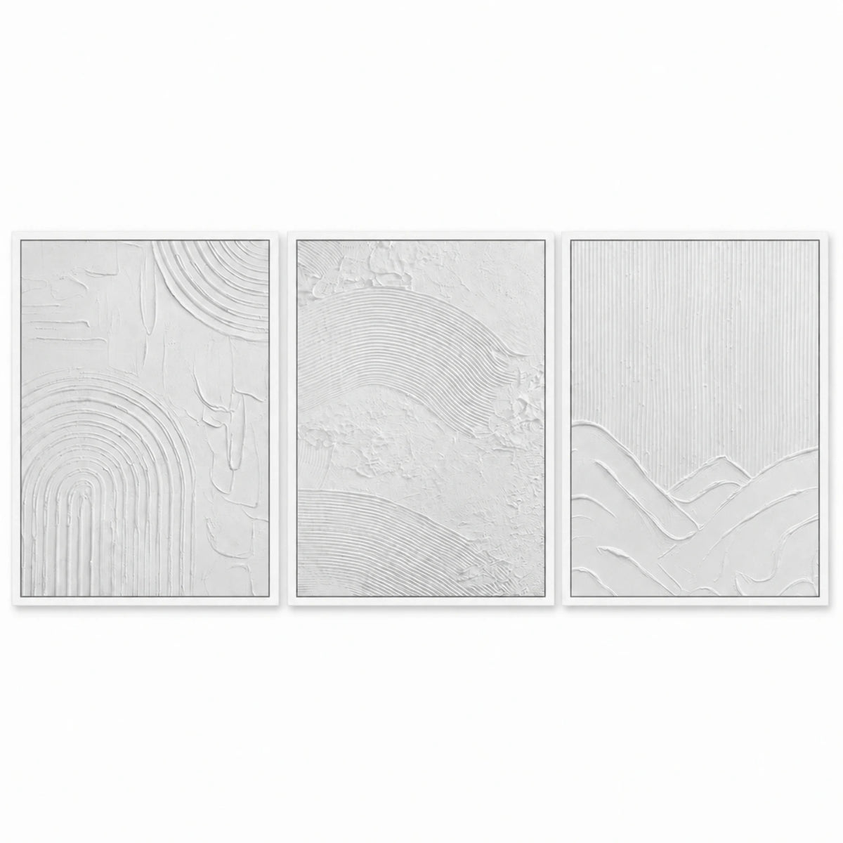 Cuadros de yeso en relieve, variante de marco en blanco sobre panel blanco.
