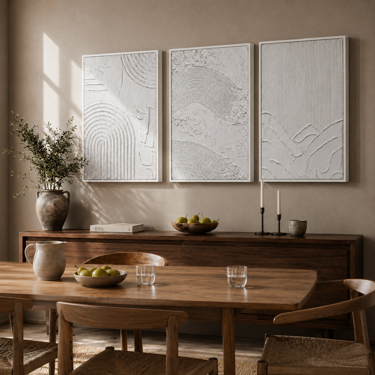 Cuadros de yeso para pared instalados en salón, composición continua de tres piezas.