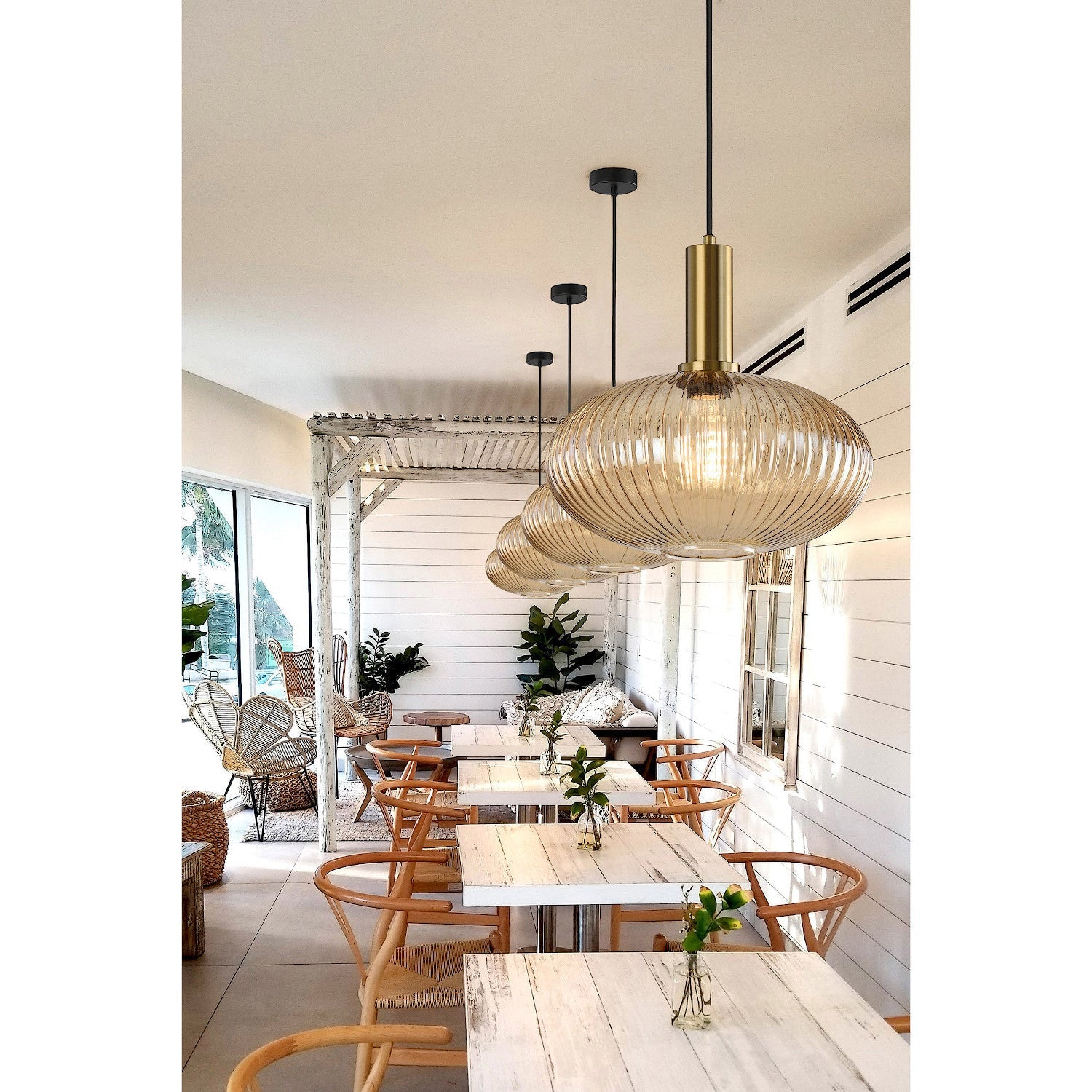 Lámpara de techo colgante de cristal ámbar y latón cepillado - DekoArte