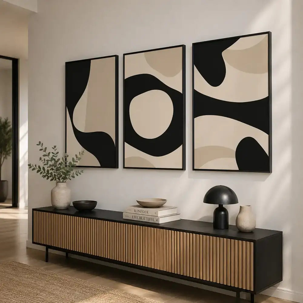 Trilogía decorativa de formas curvas en marfil y carbón