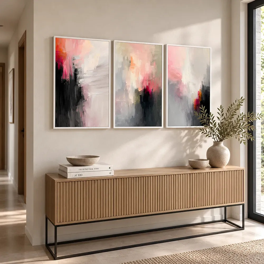 Secuencia decorativa en coral, gris y tonos velados